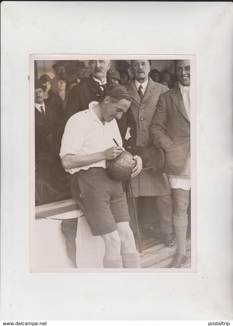 ENGLAND'S CRICKET CAPTAIN PLAYS FOOTBALL F.W. GILLIGAN'S AT BOGNOR HOSPITAL FUNDS   Fonds Victor FORBIN (1864-1947) - Sports