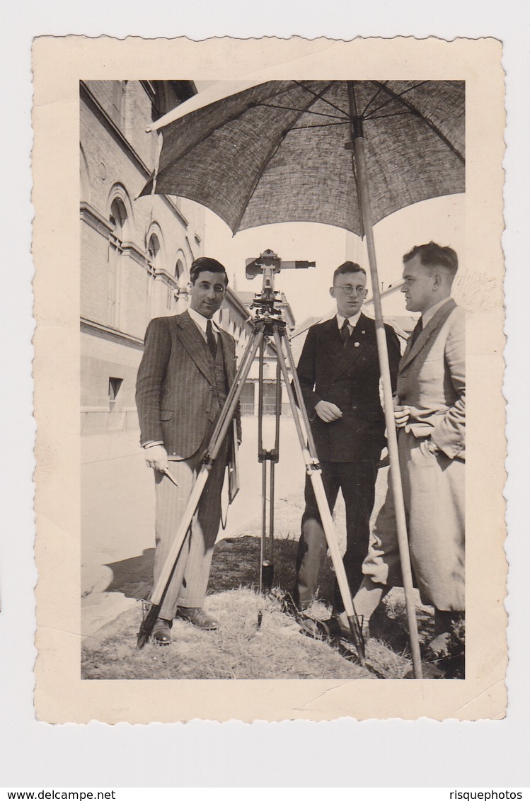 #48236 Vintage Orig Photo Guys Three Stylish Men Pose With Old Geodetic Theodolite - Anonymous Persons