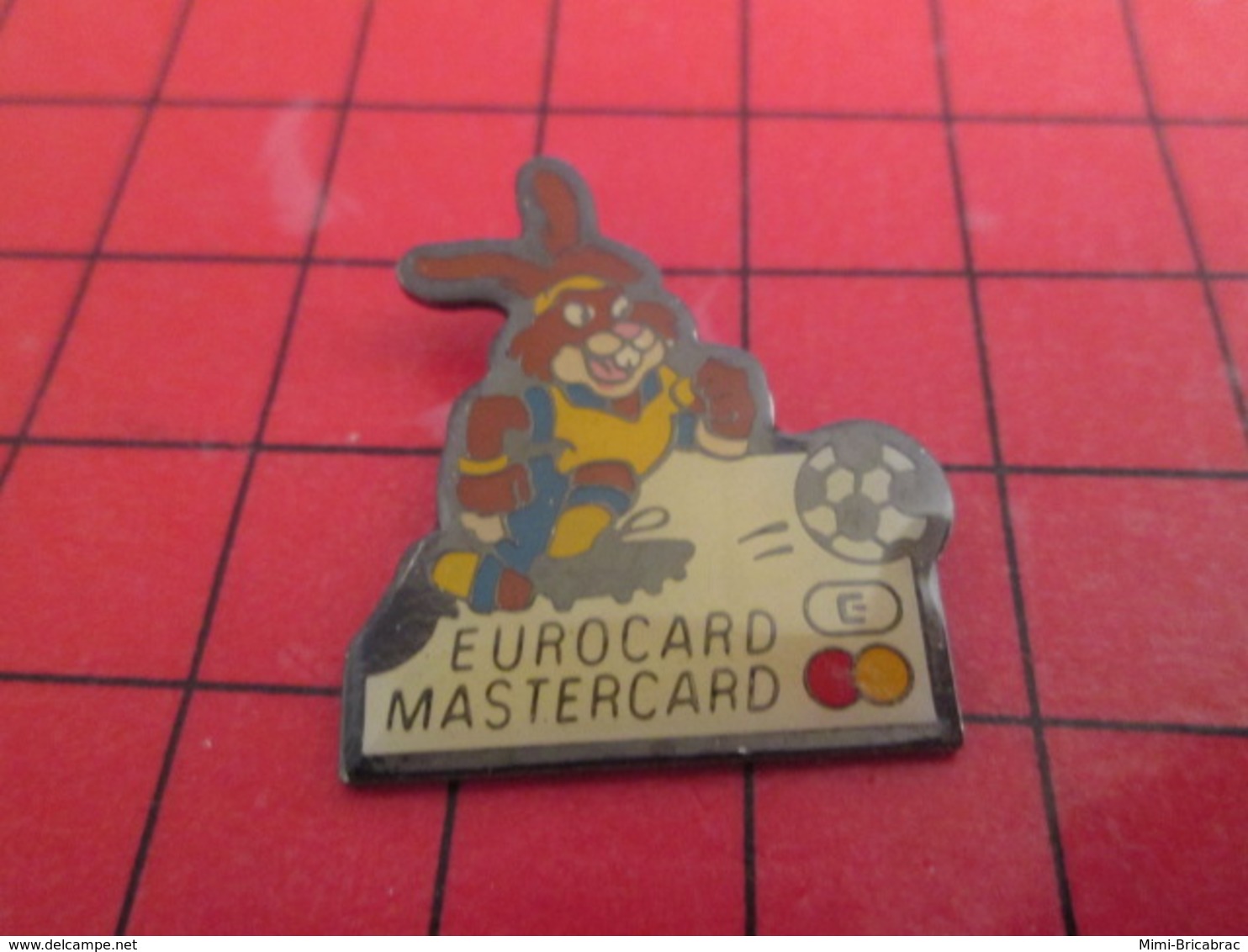 615e Pins Pin's  / Rare, Belle Qualité / THEME SPORTS : FOOTBALL EURO 92 SUEDE MASTERCARD EUROCARD LAPIN LIEVRE - Calcio