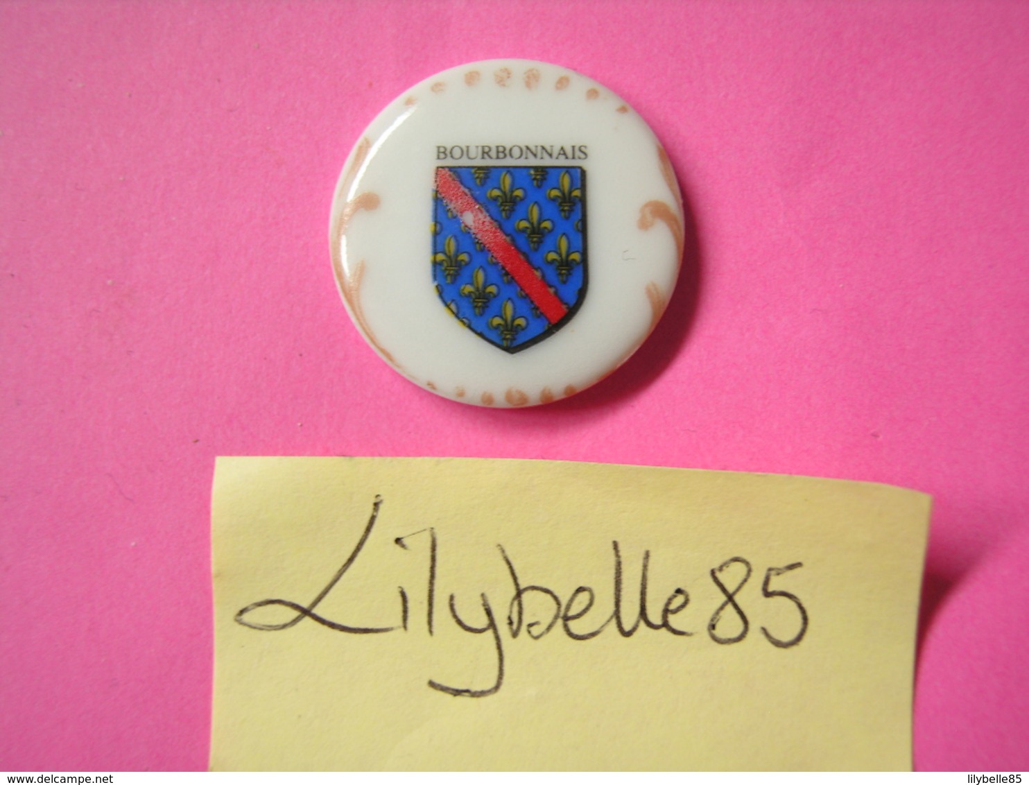 Feve PERSO Ancienne En Porcelaine BLASON BOURBONNAIS - CLAMECY - Serie LES BLASONS DE FRANCE 1993 ( Feves Miniature ) - Région