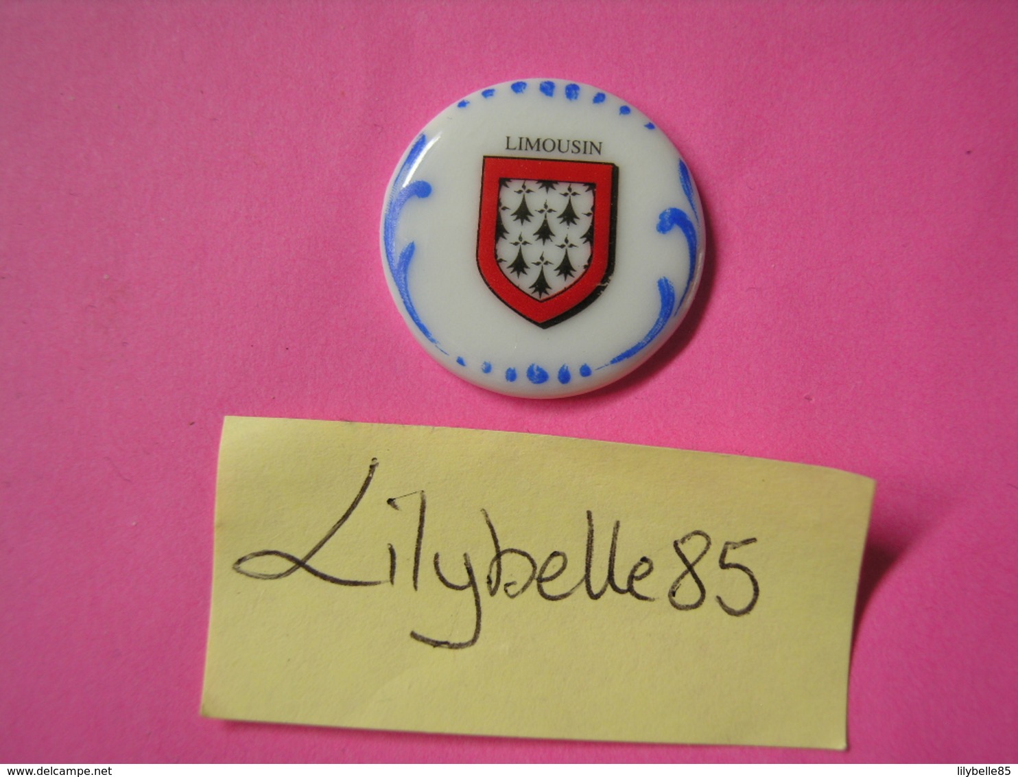 Feve PERSO Ancienne En Porcelaine BLASON LIMOUSIN - CLAMECY - Serie LES BLASONS DE FRANCE 1993 ( Feves Miniature ) - Regions