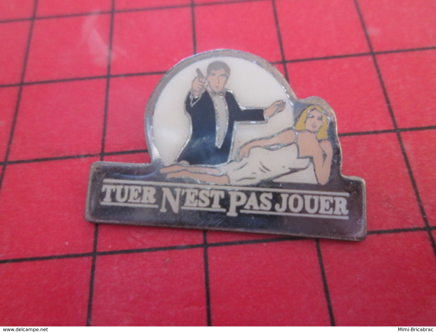 713f Pins Pin's  / Rare, Belle Qualité / THEME CINEMA : JAMES BOND ROGER MOORE TUER N'EST PAS JOUER - Cinéma