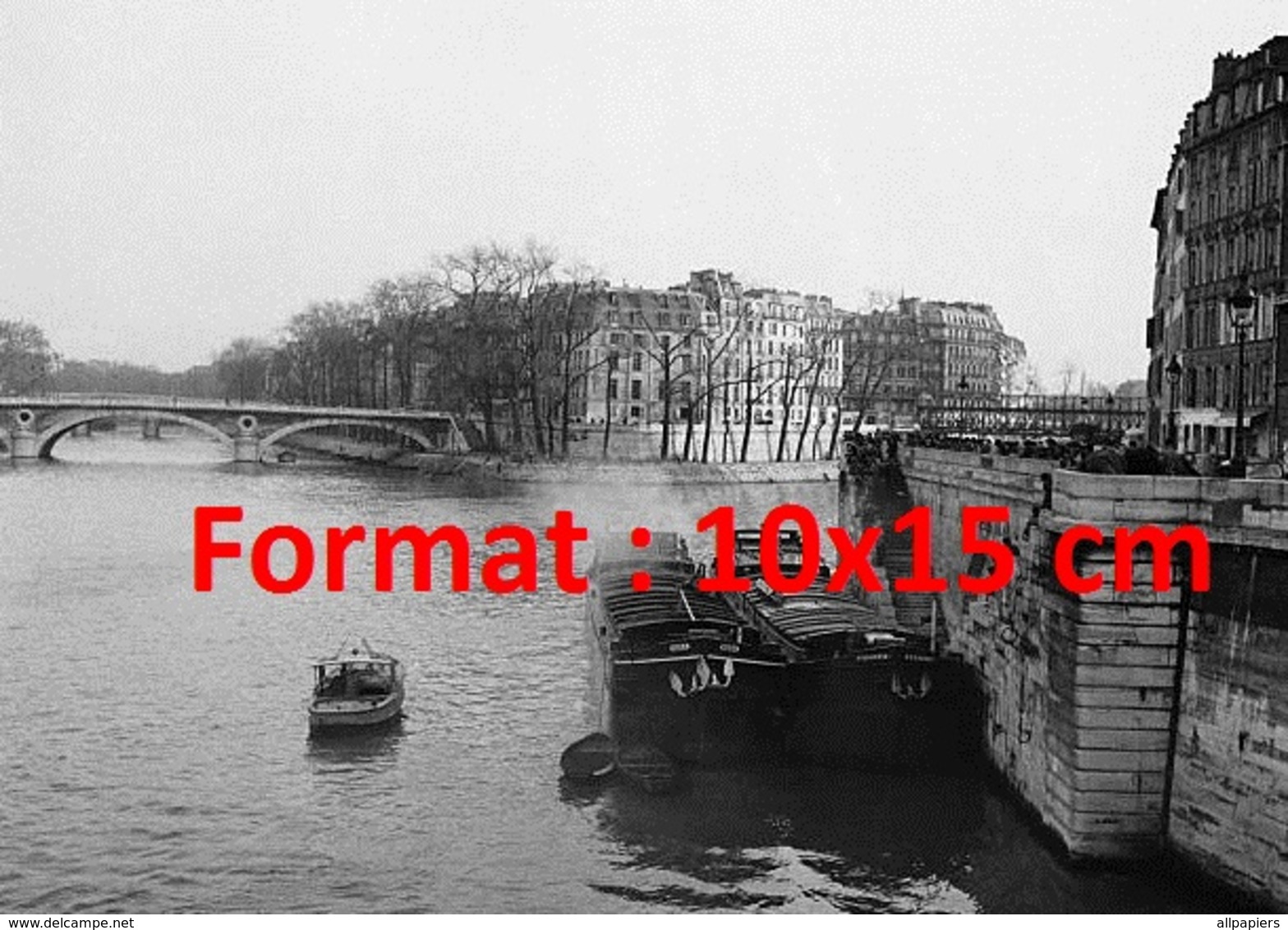 Reproduction D'une Photographie Ancienne De Péniches Sur La Seine à L'île Cité à Paris En 1957 - Autres & Non Classés