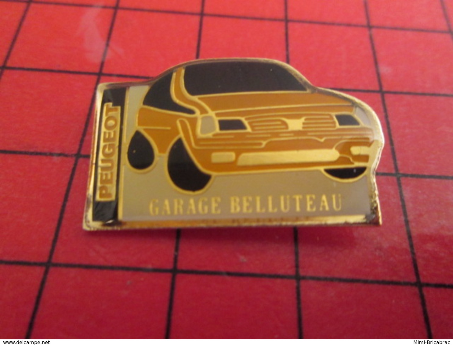 718A Pins Pin's  / Rare, Belle Qualité / THEME AUTOMOBILE : PEUGEOT GARAGE BELLUTEAU Il Aurait Dû S'appeler Belloteau - Peugeot