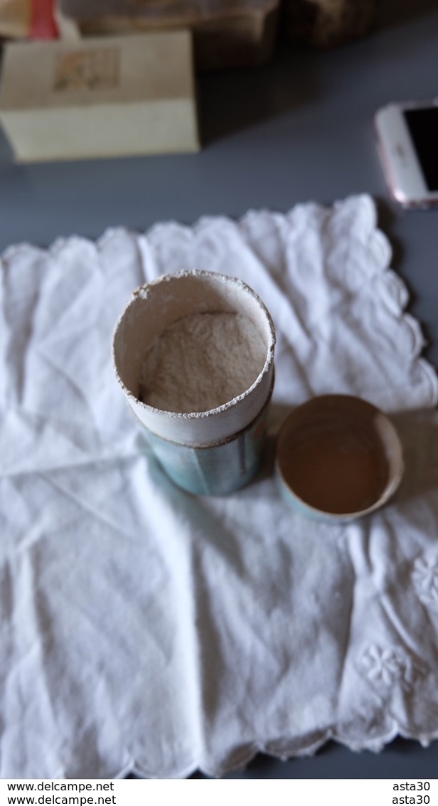 Ancienne Boîte Poudreuse De Talc , Laurent Freres , Parfumeurs Waterloo - Autres & Non Classés