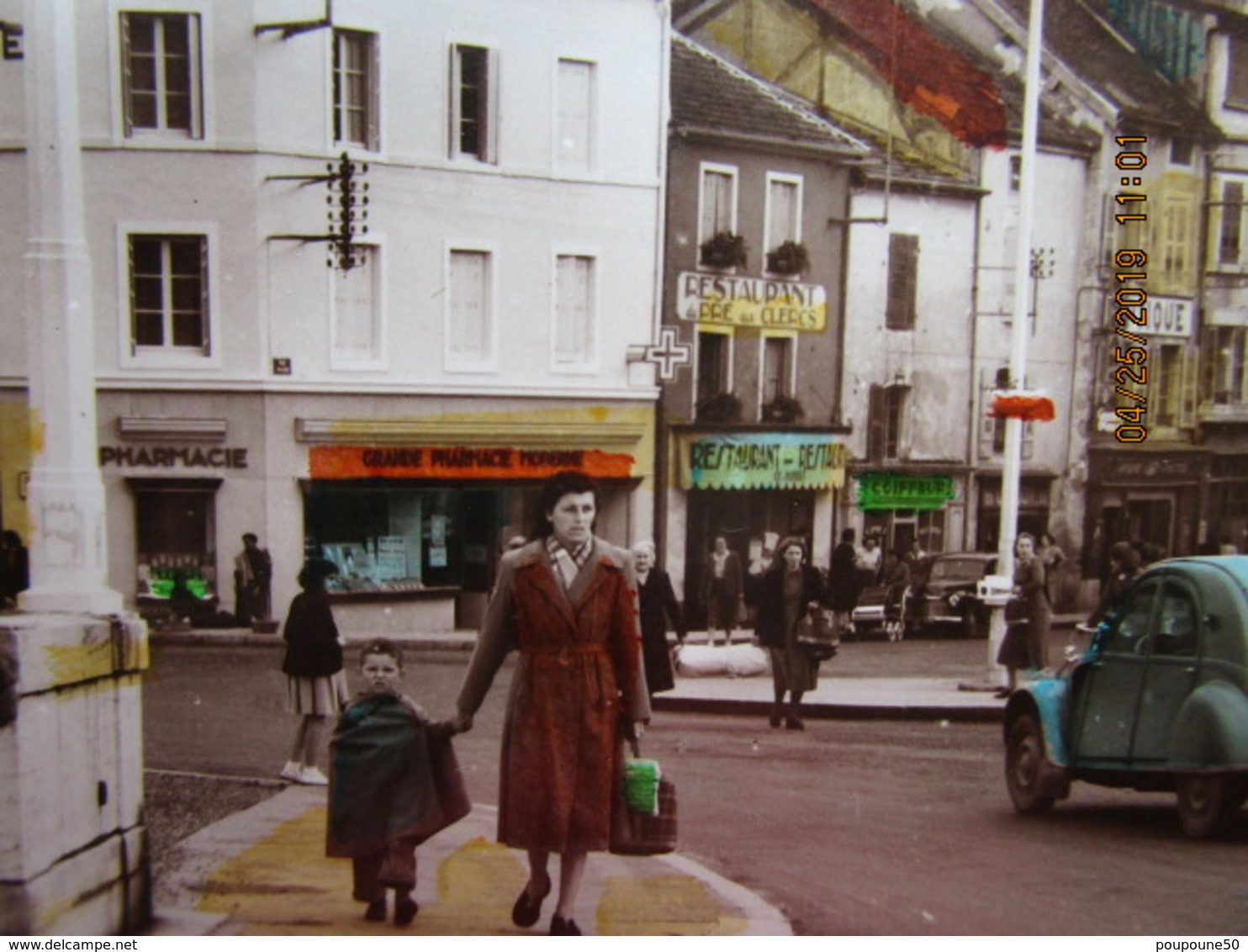 CP 70 Haute Saône GRAY La JOLIE Le Rond Point Et La Rue Thiers Pharmacie Moderne Banque Populaire Voiture 2cv Citroen - Gray