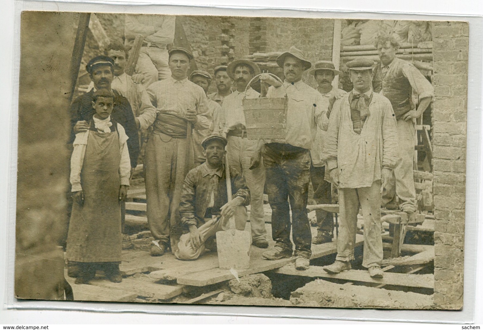 CARTE PHOTO Ouvriers Du Batiments Travaux De Construction Maison " Souvenir De Mon Métier " 1906 écrite Timb   D05 2019 - Autres & Non Classés