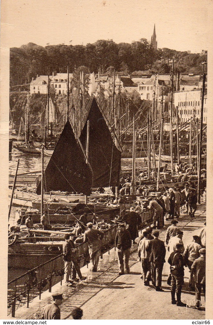 29 DOUARNENEZ - Le Port-CPA  1942  Trés Animée Les Quais .Barques ,Voiliers   N°17 - - Douarnenez