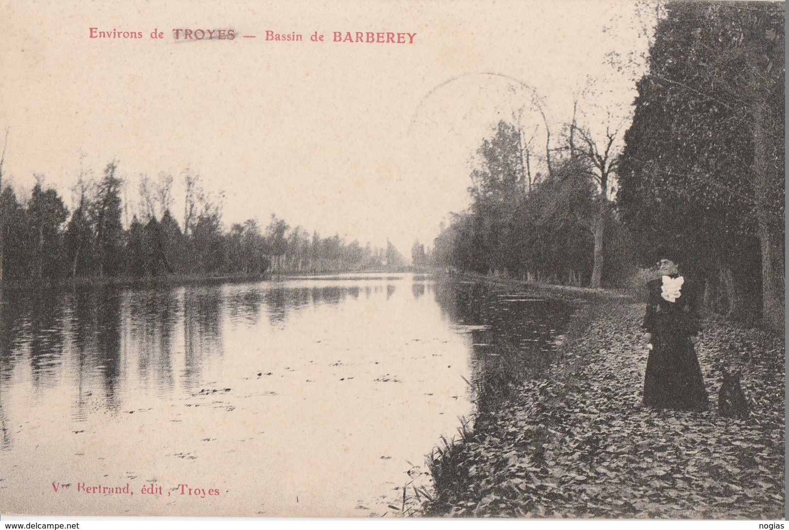 BARBEREY - UNE DAME ELEGANTE SE PROMENE AVEC SON CHIEN SUR LE CHEMIN LE LONG DU BASSIN - - Autres & Non Classés