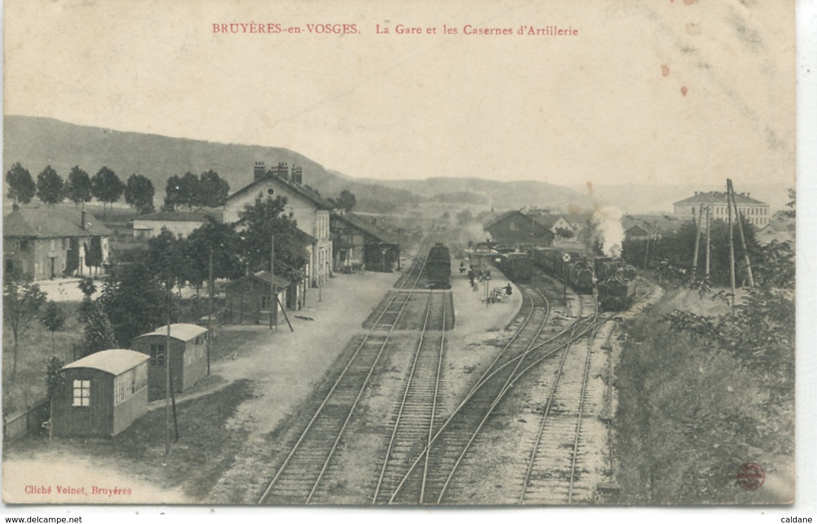 - 88  - VOSGES  -BRUYERES-en-VOSGES - La Gare Et Les Casernes D'Artillerie - Gares - Avec Trains