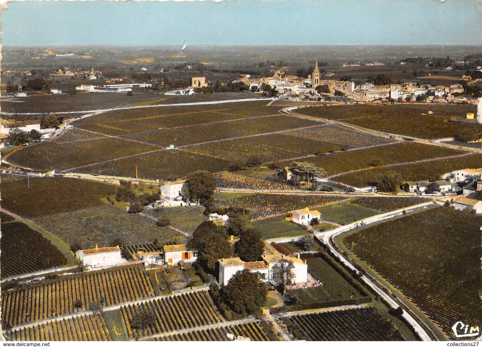 33-SAINT-EMILION-  VUE GENERALE AERIENNE SUR LES VIGNOLES DANS LE FOND ST EMILION - Saint-Emilion