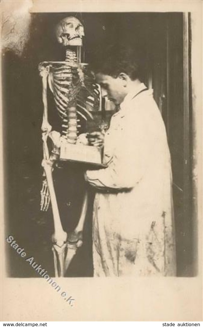 Skelett Medizinstudent Foto AK I-II - Ohne Zuordnung