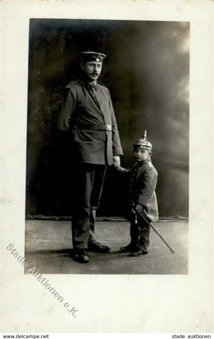 WK I Soldat Kind In Uniform Mit Pickelhaube Foto AK I-II - Weltkrieg 1914-18