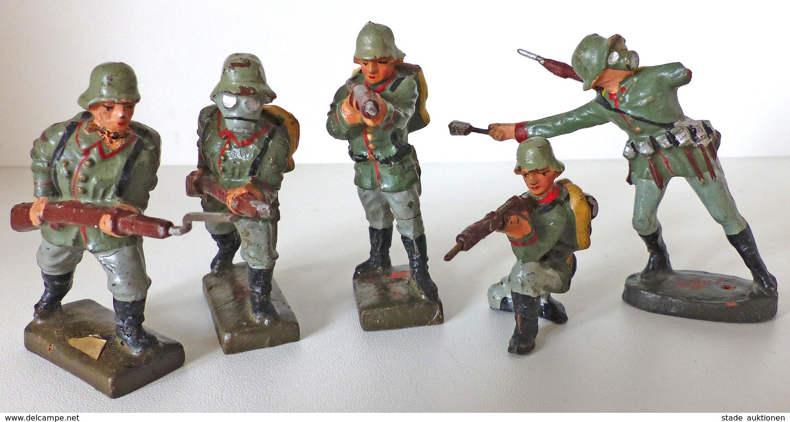 Zwischenkriegszeit Wehrmacht Lineol U. Elastin Figuren 5 Soldaten 1x Mit Bajonett 1x Handgranate U. Gasmaseke 3x Gewehr  - History