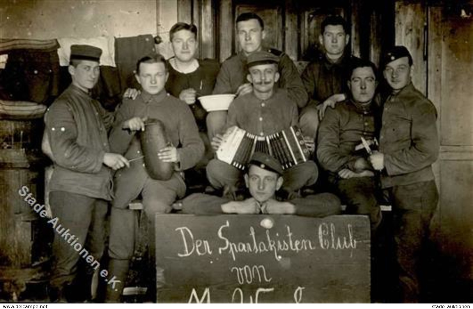 REVOLUTION BERLIN 1919 - Foto-Ak -der SPARTAKISTEN-CLUB-(Rote Soldaten) I - Krieg