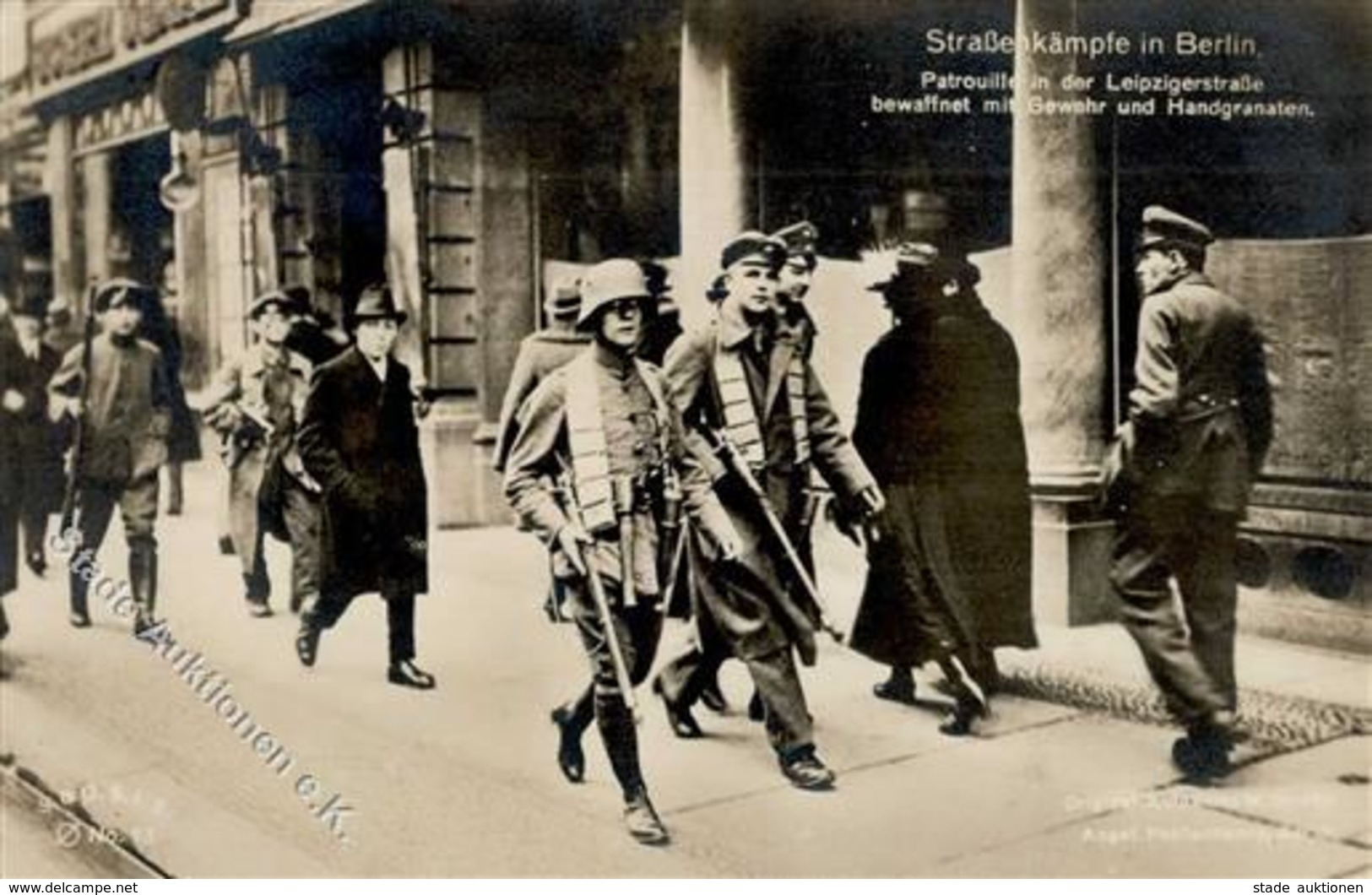 REVOLUTION BERLIN 1919 - STRAßENKÄMPFE In Berlin Nr. 13 - Patrouille In Der Leipzigerstrasse Bewaffnet Mit Gewehr Und Ha - Guerre