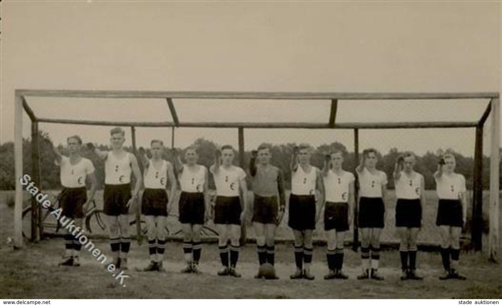 HJ WK II - Foto-Ak -HJ-Fussball-Mannschaft (hdschftl. Eisenach)- Alle Mit Hitler-Gruß I - War 1939-45