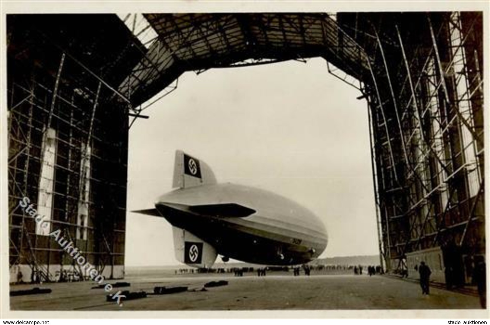ZEPPELIN - Luftschiff HINDENBURG Startbereit Vor Der Halle I-II - Zeppeline