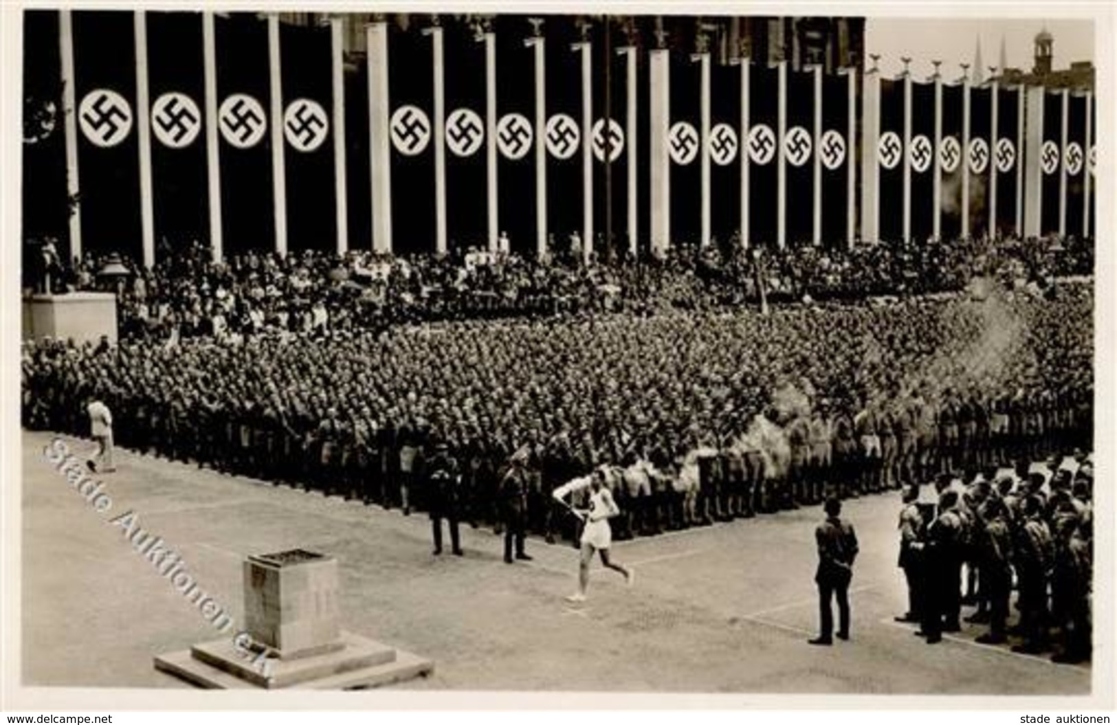 BERLIN OLYMPIA 1936 WK II - PH O 3 - Jugendkundgdebung Im Lustgarten Der Fackelläufer Trifft Ein I - Jeux Olympiques