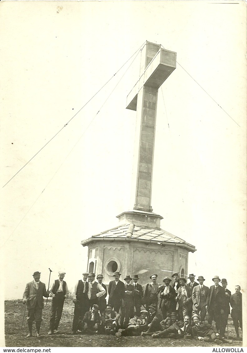 3390 "FOTO DI GRUPPO DAVANTI ALLA GRANDE CROCE SULLA CIMA BASTIA (899 M,) DEL MONTE FENERA IN VALSESIA" ORIGINALE - Luoghi