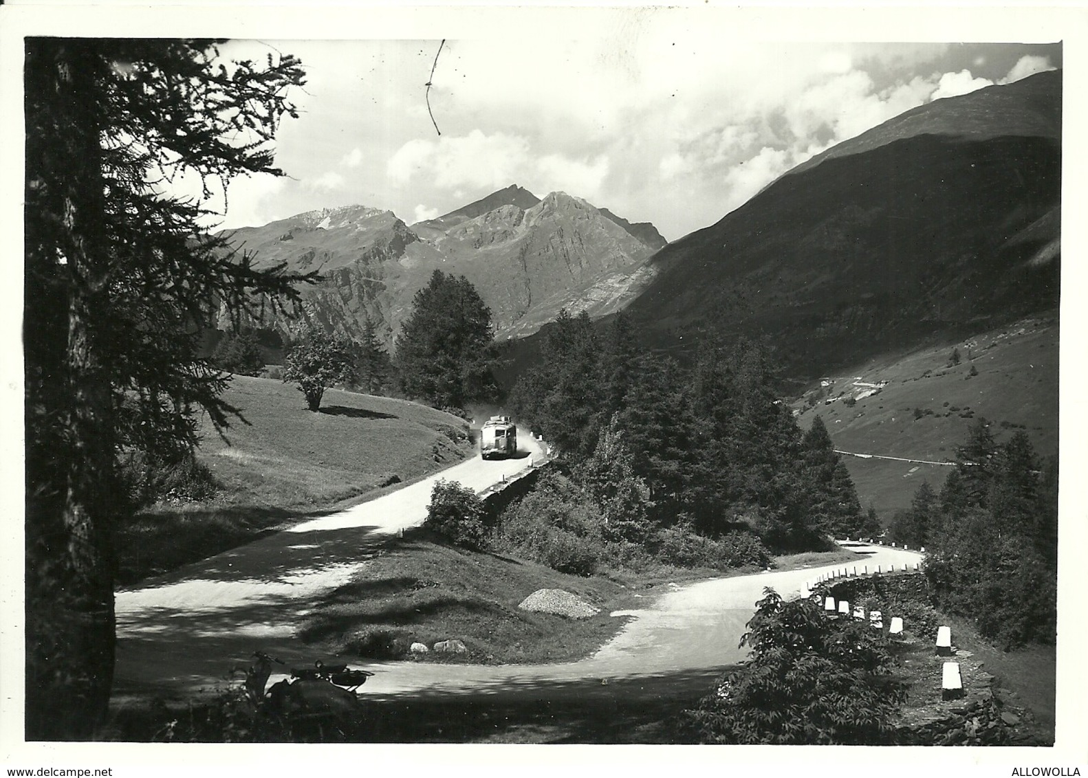 3391 " LA CORRIERA AFFRONTA I TORNANTI DELLA STRADA BIANCA CHE PORTA A VALLE " ORIGINALE - Altri & Non Classificati