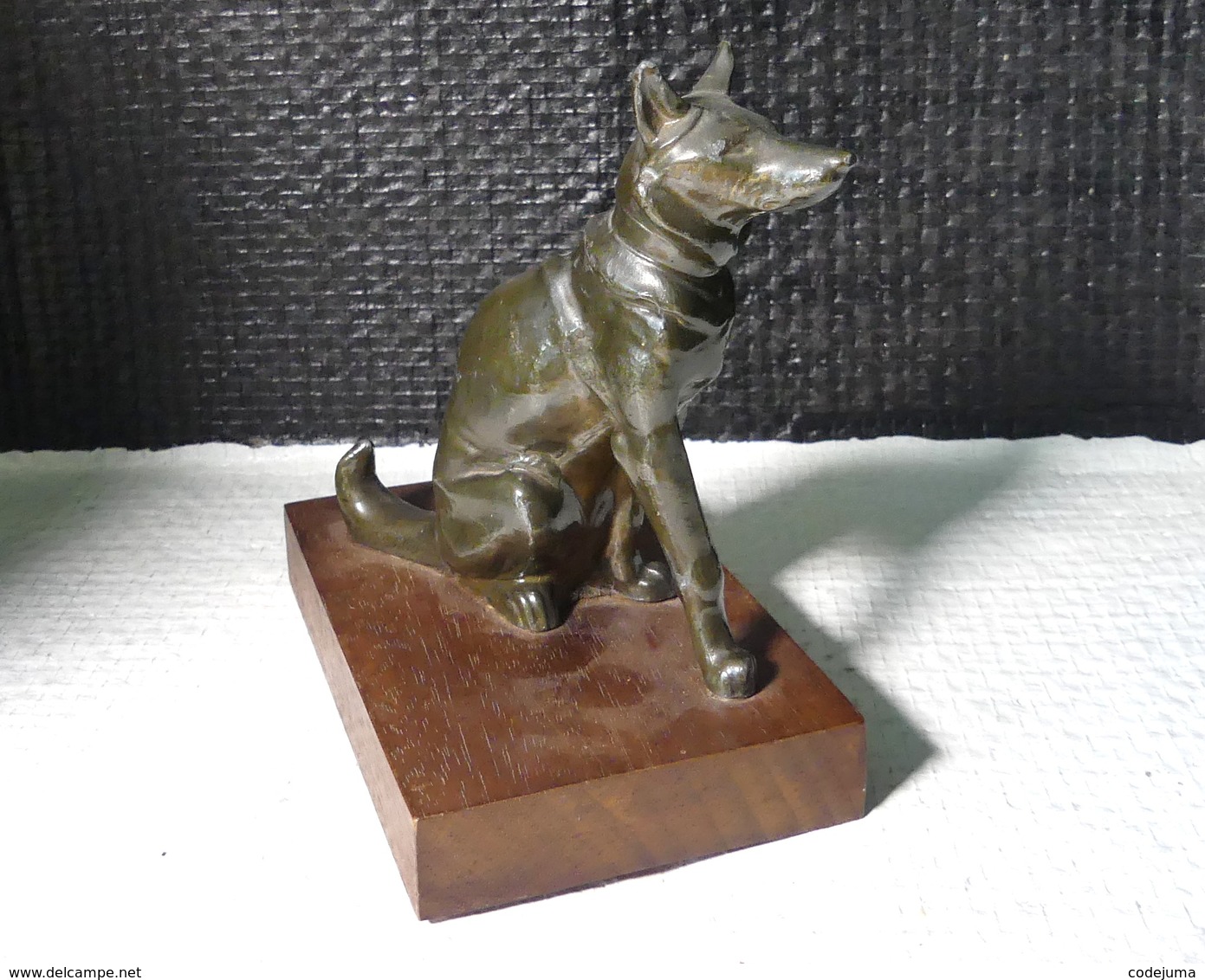 Sculpture En Composition De Chien "berger Allemand " Sur Socle En Bois - Brons