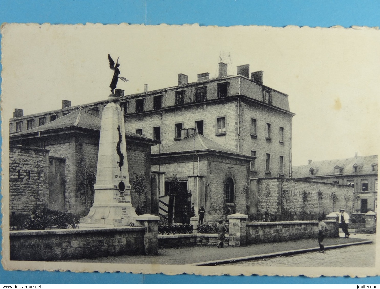 Arlon Entrée De La Caserne Et Le Monument Aux Morts Du 10e Régiment De Ligne - Aarlen