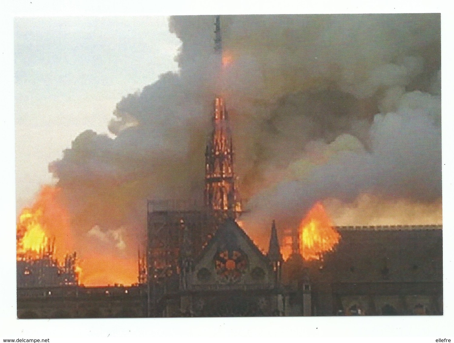 CPM Paris Incendie De La Cathédrale Notre Dame De Paris Le 15/4/2019 - Autres Monuments, édifices