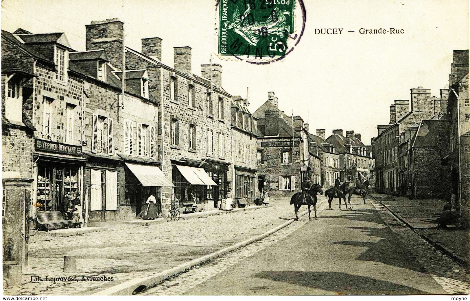 4298 - Manche -  DUCEY : Grande Rue , Café Verdier Deroyant Et Tabac à Gauche  , Cavaliers    - Circulée En 1911 - Ducey