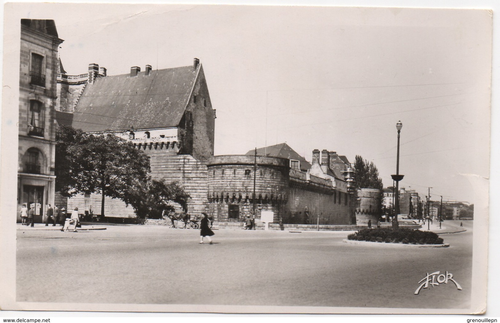 CPA 44 NANTES Vue D'ensemble Du Château Avec Le Boulevard (petite Animation) - Nantes