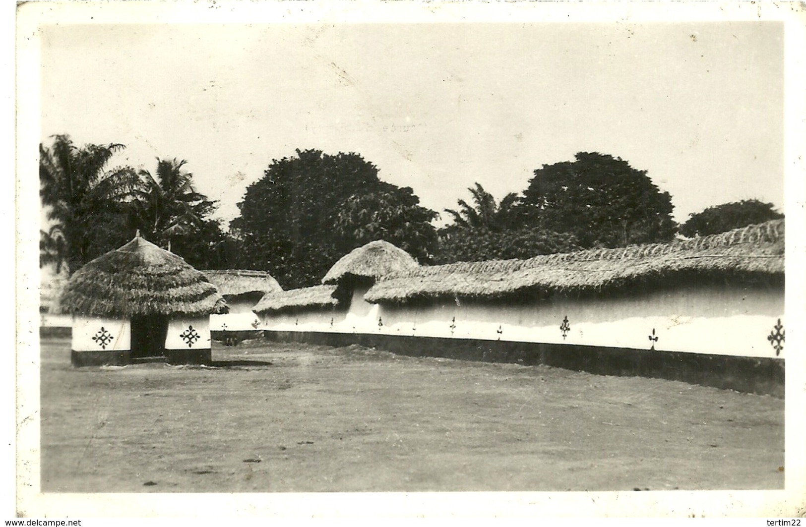 (AFRIQUE   )   ( BENIN  )( ABOMEY ) TEMPLE DU GOU DANS LA COUR DU ROI GHEZO - Benín