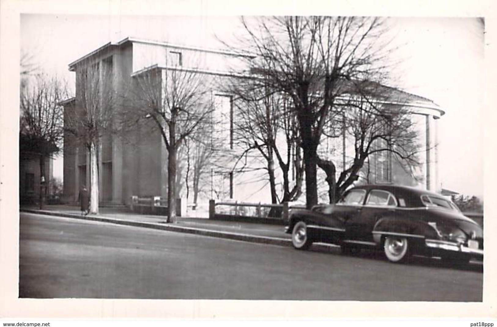 01 - TREVOUX : La Salle Des Fêtes ( Limousine En 1er Plan ) CPSM Photo Noir Et Blanc Format CPA - Ain - Trévoux