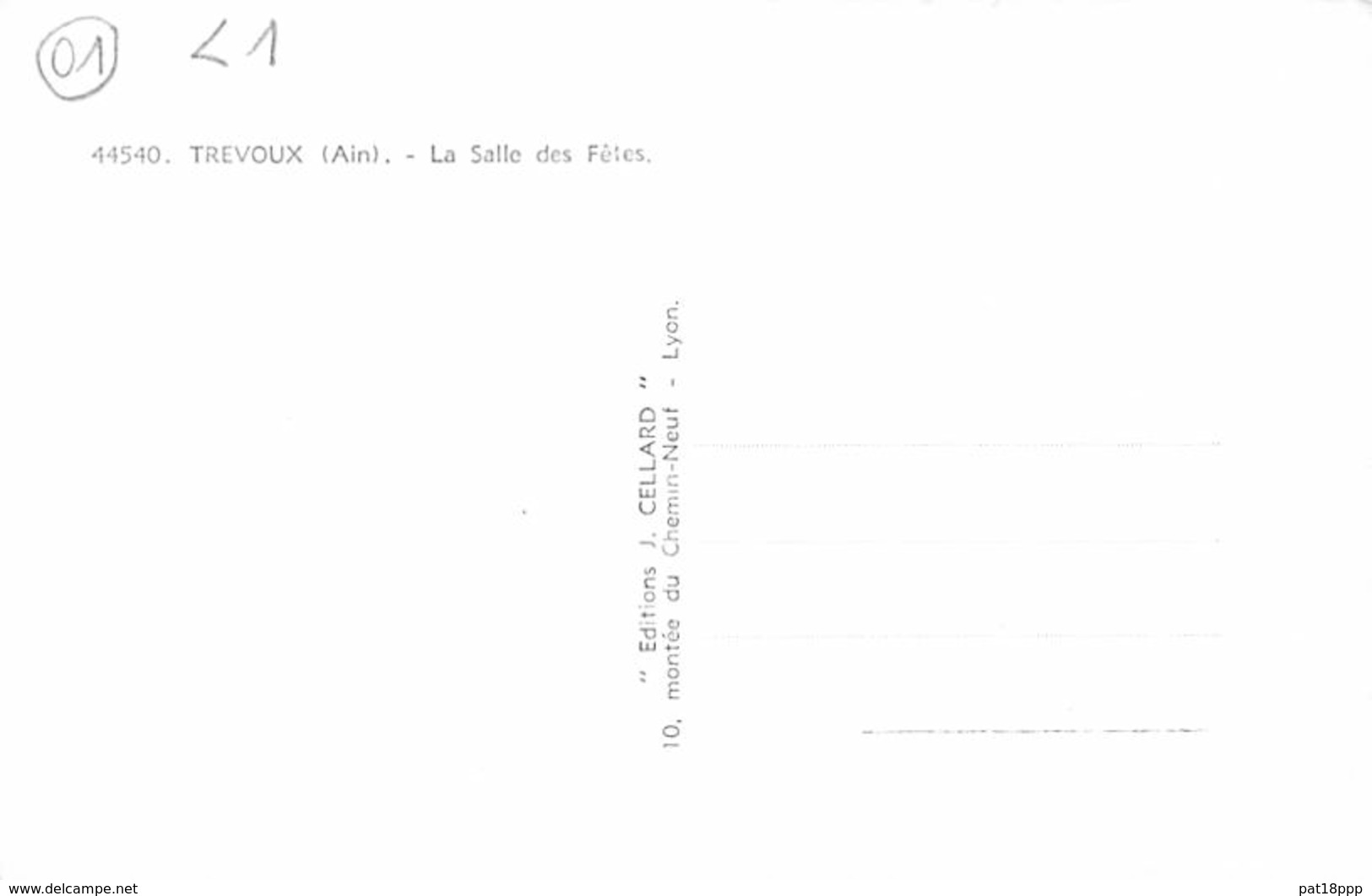 01 - TREVOUX : La Salle Des Fêtes ( Limousine En 1er Plan ) CPSM Photo Noir Et Blanc Format CPA - Ain - Trévoux