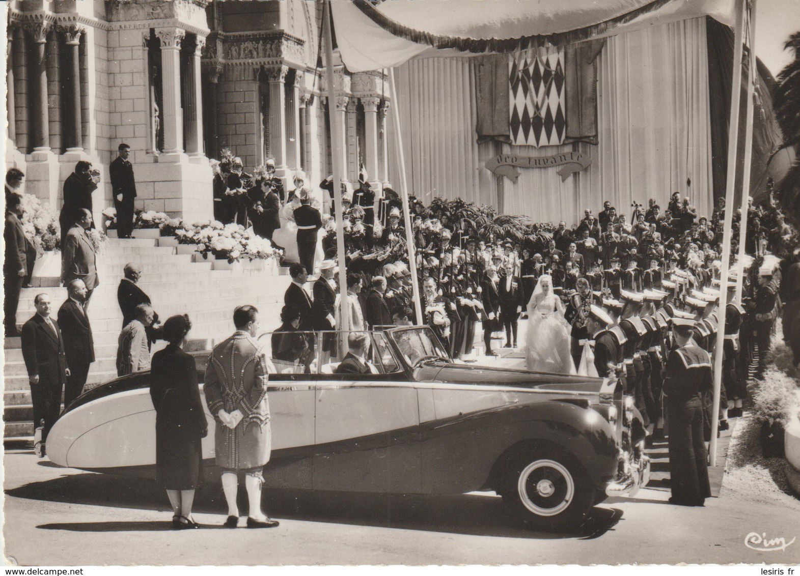 C.P. - PHOTO - PRINCIPAUTÉ DE MONACO - MARIAGE PRINCIER - LE 19 AVRIL 1956 - SORTIE DE LA CATHEDRALE - 13-57 - COUPLE PR - Otros & Sin Clasificación