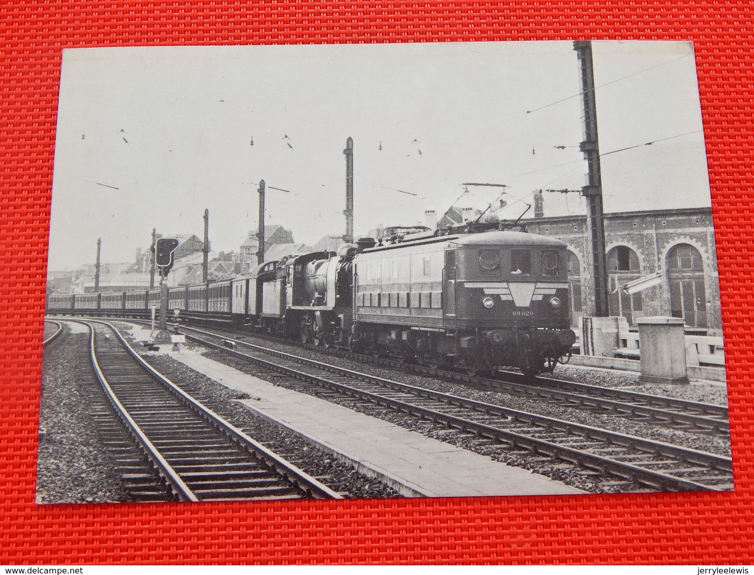 TRAINS - SNCB - BRUXELLES-CHAPELLE En 1958 - Remorque D'un Train Par Une Loco électrique Type 101 - (Photo F. Drugmand) - Stazioni Con Treni