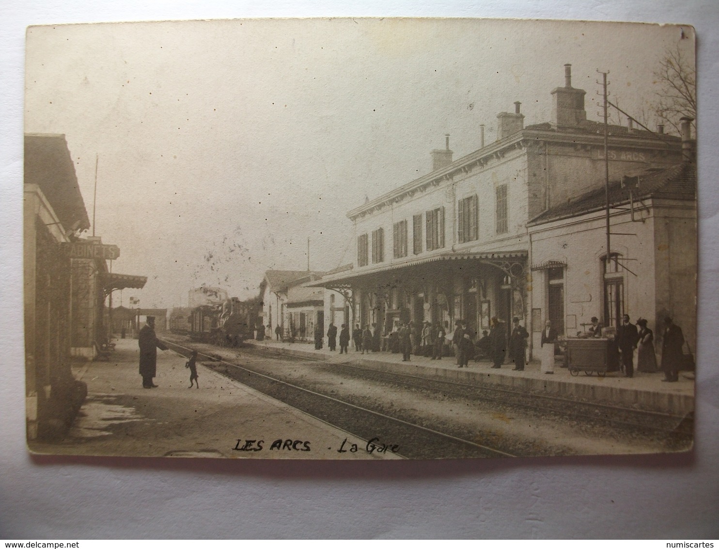 Carte Postale Les Arcs (83) La Gare ( CPA Dos Divisé Noir Et Blanc Oblitérée 1906 Timbre 5 Centimes ) - Les Arcs