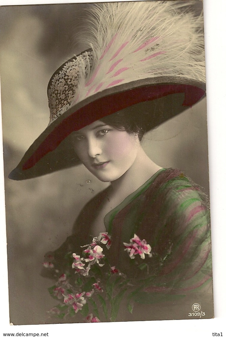 104 - Jolie Jeune Dame - Chapeau Extravagant - Mode