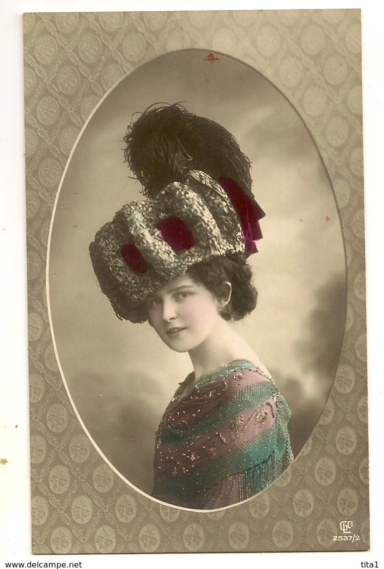 111 - Jeune Dame Dans Un Médaillon- Chapeau Extravagant - Mode