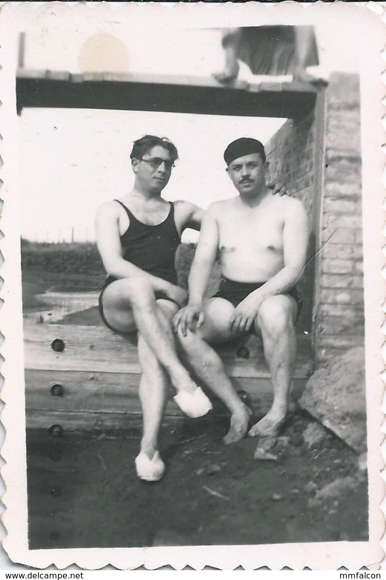 Snapshot MEN HOMMES Young Men Cross Legs & Glasses S Nudes Nus In Old Swimsuit Maillot Hug By Beach Photo 8x6 40' Gay In - Personas Anónimos