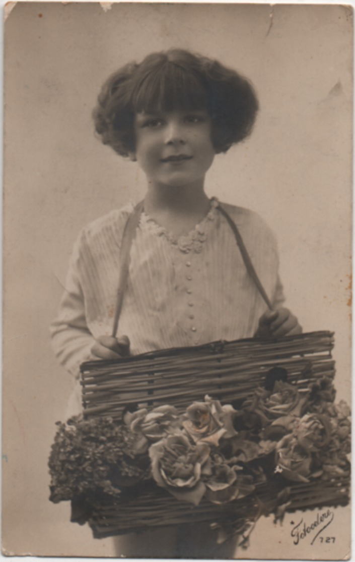 Cartolina Con Bambina E Fiori. Formato Piccolo Viaggiata Con Annullo Aldeno (Trento) 19.03.1927 - Altri & Non Classificati