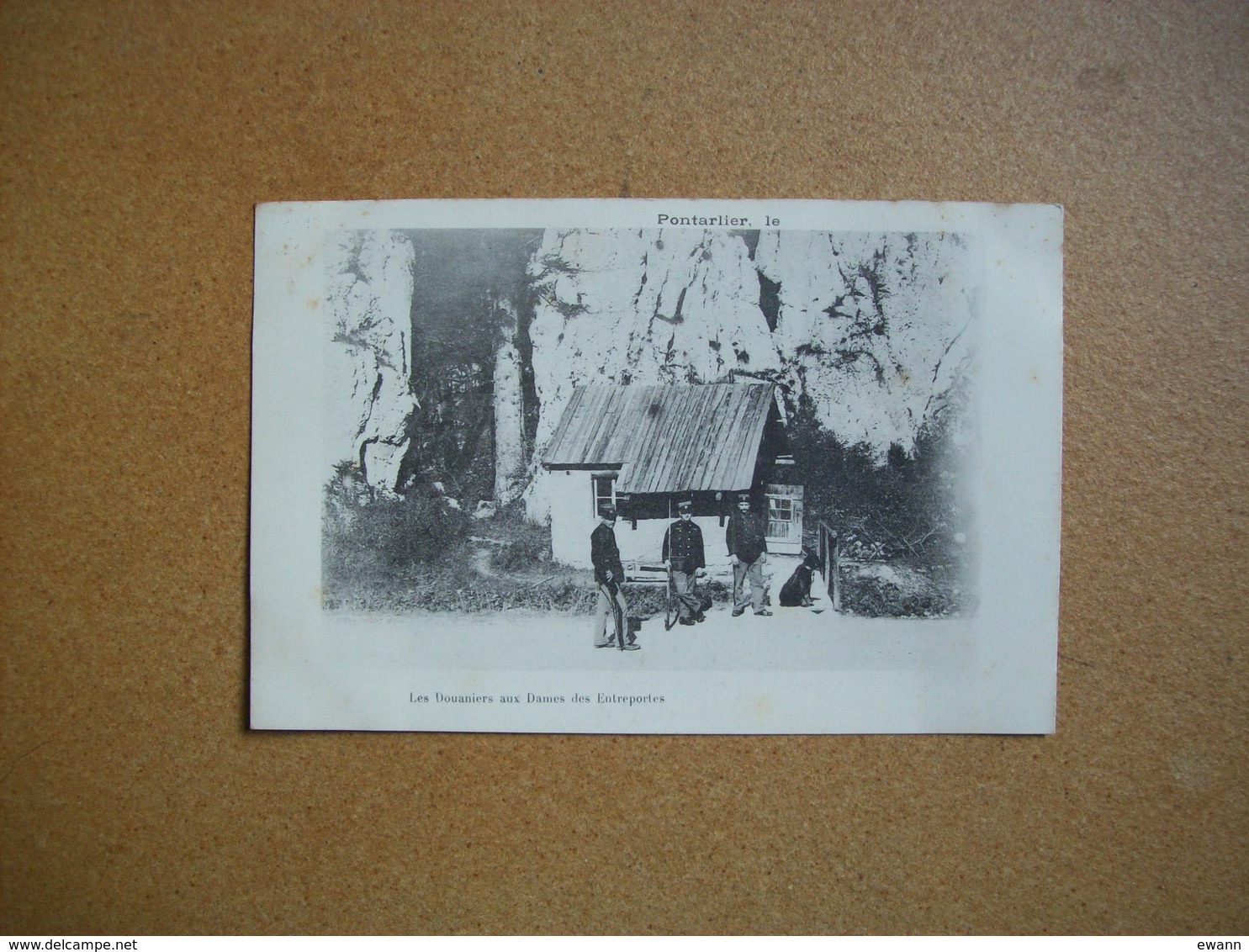 Carte Postale Ancienne De Pontarlier: Les Douaniers Aux Dames Des Entreportes - Pontarlier
