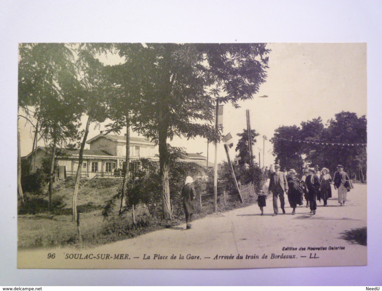 GP 2019 - 977  SOULAC-sur-MER  (Gironde)  :  La Place De La Gare - Arrivée Du Train De Bordeaux     XXX - Soulac-sur-Mer