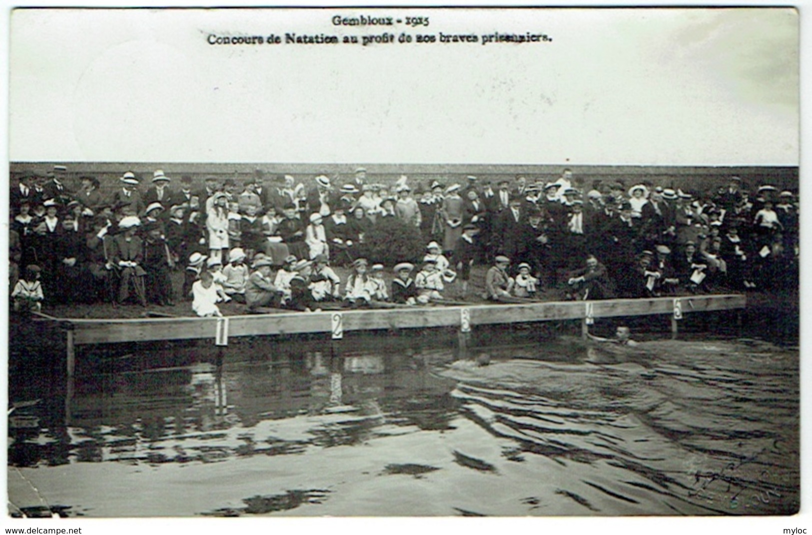 Carte Photo. Gembloux 1915. Concours De Natation Au Profit De Nos Prisonniers. Cachet Militaire. - Gembloux