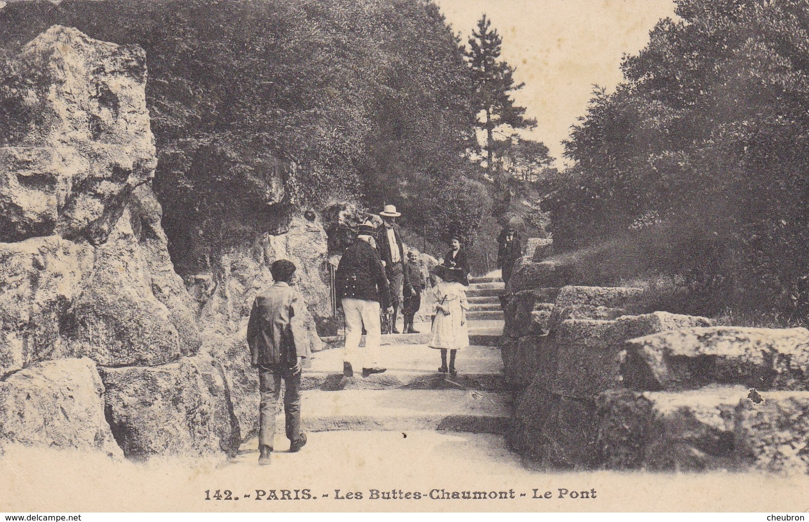 75. PARIS. CPA .PARC DES BUTTES CHAUMONT. ANIMATION. LE PONT. ANNEE 1911 + TEXTE - Arrondissement: 19