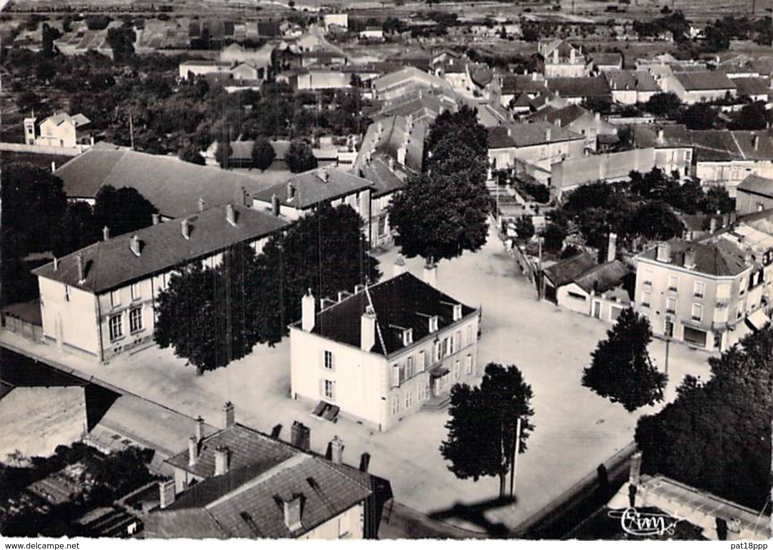 54 - JARNY : Vue Aérienne - Mairie Et Ecole Alfred Mézières - CPSM Dentelée Noir Blanc Grand Format - Meurthe Et Moselle - Jarny