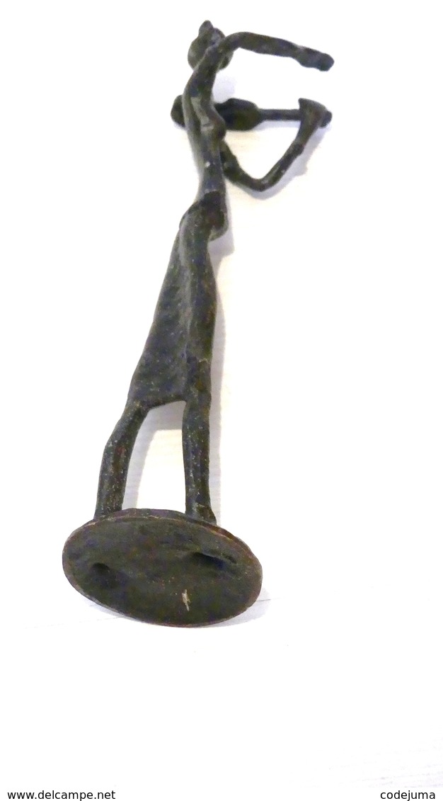 Sculpture D'une Musicienne En Bronze Noir Patiné - Brons
