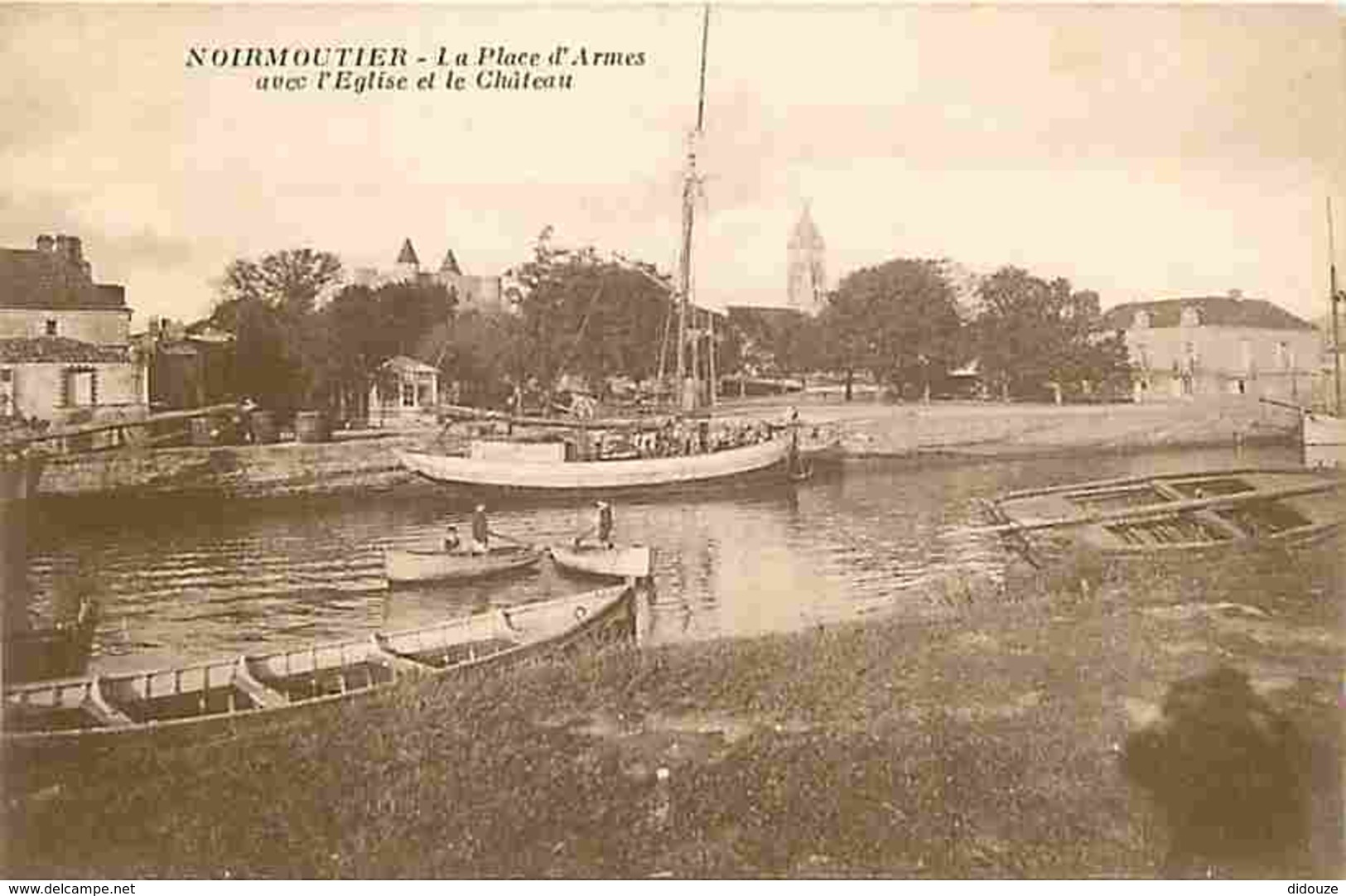 85 - Noirmoutier - La Place D'Armes Avec L'Eglise Et Le Château - Animée - Bateaux - Voir Scans Recto-Verso - Noirmoutier