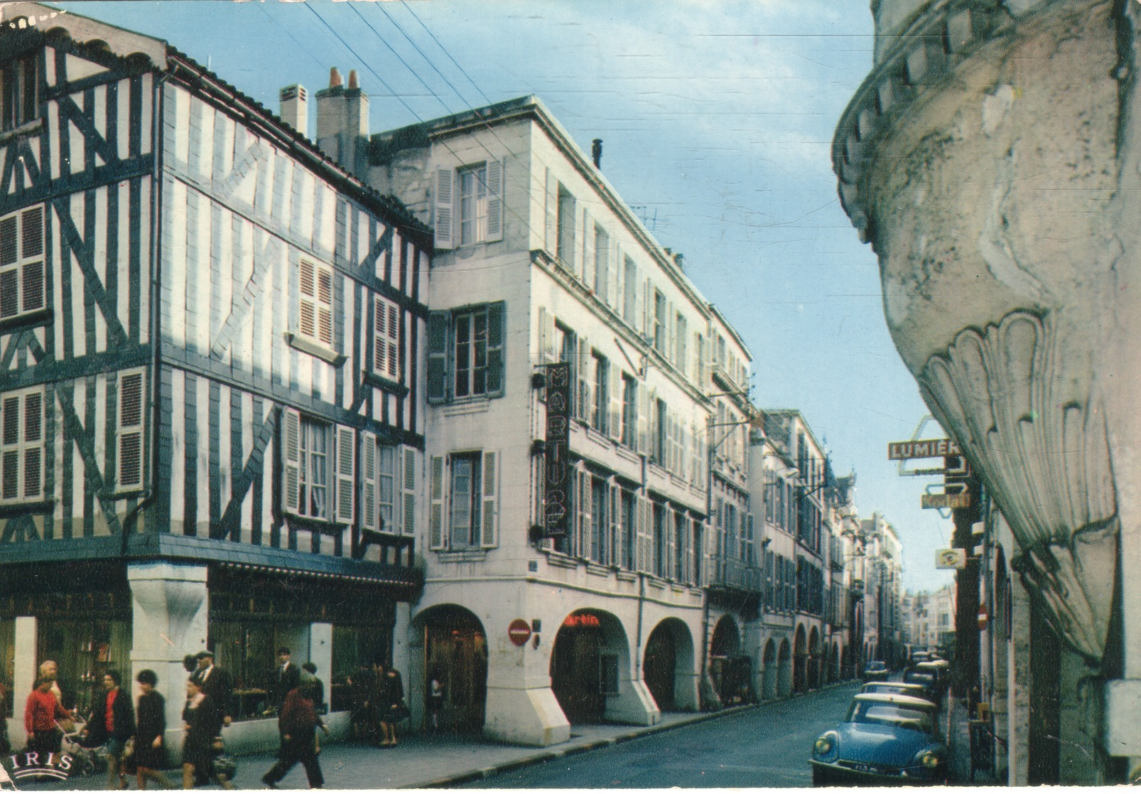 17R04A1 CPMGF 17 - LA ROCHELLE  LA RUE DU PALAIS BORDEE DE PORCHES DES XVI XVII ET XVIII SIECLES  V1973 - La Rochelle