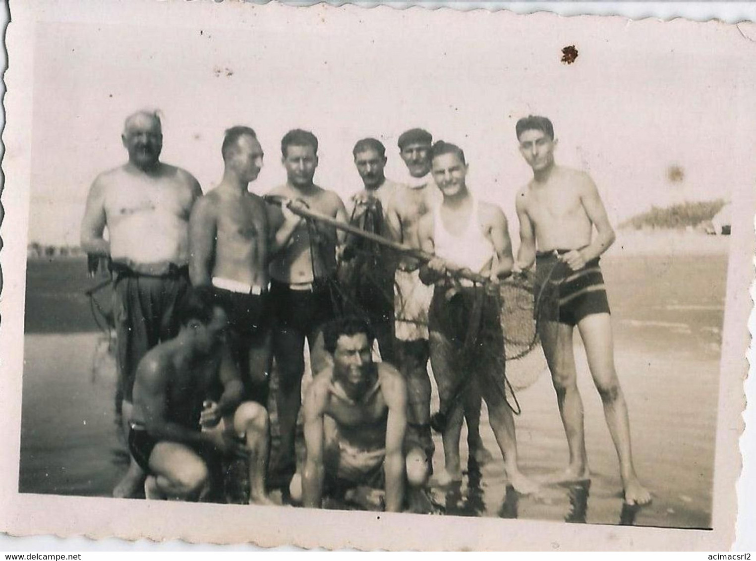 X1240 - Men And Young Men In Swimsuit Maillot & Their Fishing Net By The Beach - Photo 8x6cm 1940' Gay Int - Personas Anónimos