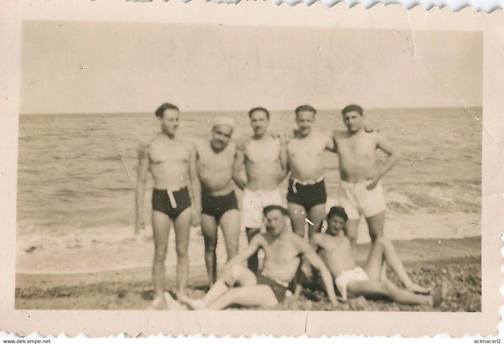 X1253 - Young Men In Swimsuit Maillot Together By The Beach - Photo 8x6cm 1942 Gay Int - Personas Anónimos